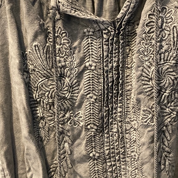 Solitaire size small gray embroidered long sleeve top Great condition - Picture 2 of 9